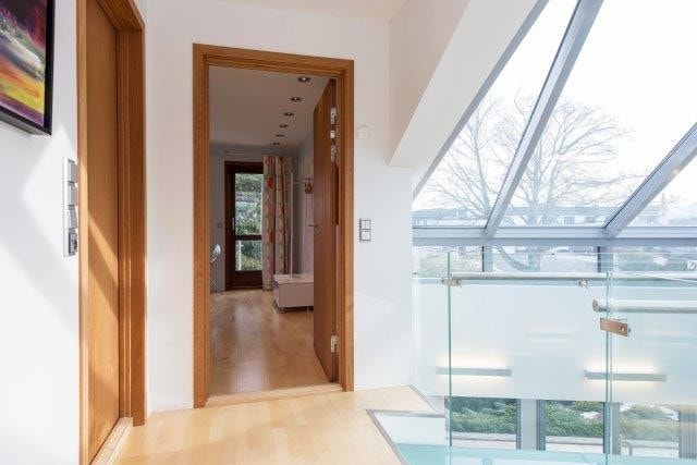 Gang med glasstrapp 2. etasje med 2 store soverom, garderobe og Philippe Starck bad - nordfløyen. Galleribilde