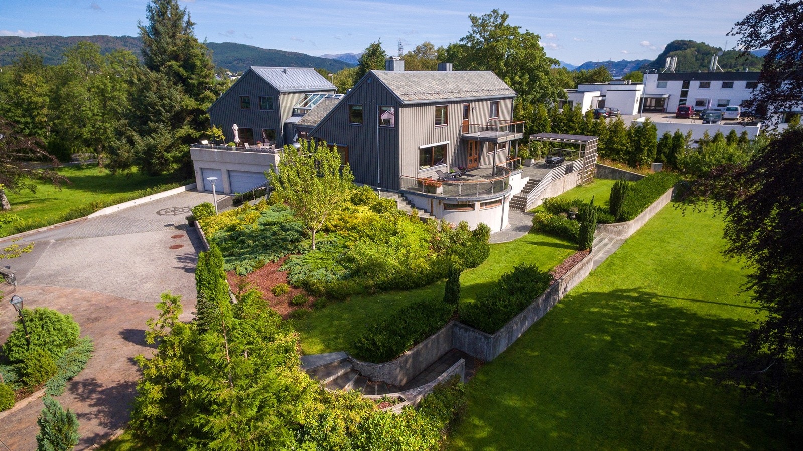 Eiendommen er parkmessig opparbeidet og har flotte uteplasser i alle himmelretninger Galleribilde