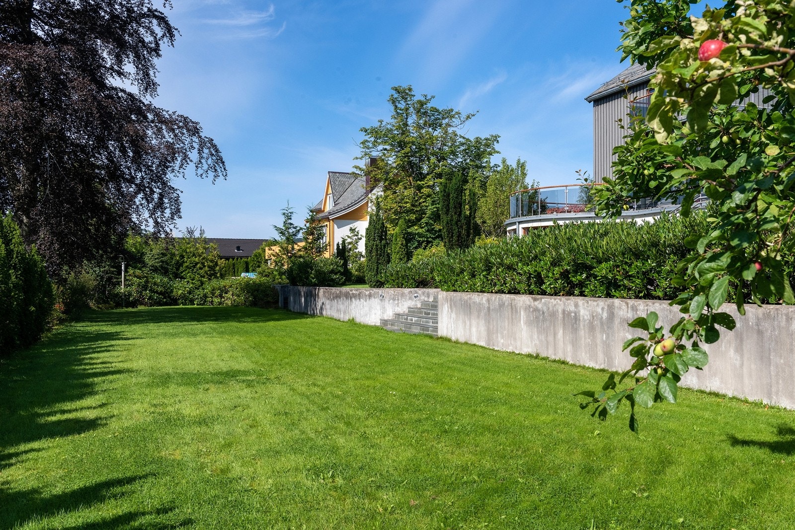 Stor plen som innbyr til lek og moro. Hage/parkanlegget er veltrimmet, elegant og lettstelt Galleribilde