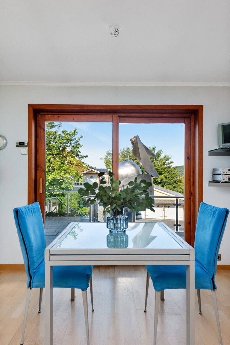 Hyggelig spiseplass i kjøkken med skyvedør til en av flere solrike terrasser Galleribilde