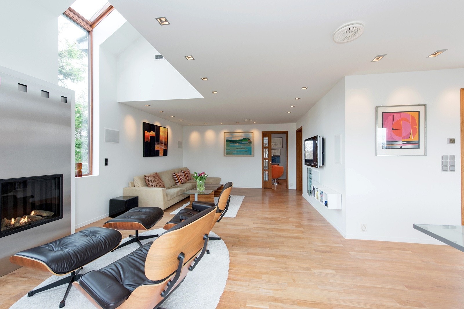 Spesialbygd gasspeis fra Fure Haste levert av NorTeknik og gode lysforhold. Luftig og stor stue Galleribilde