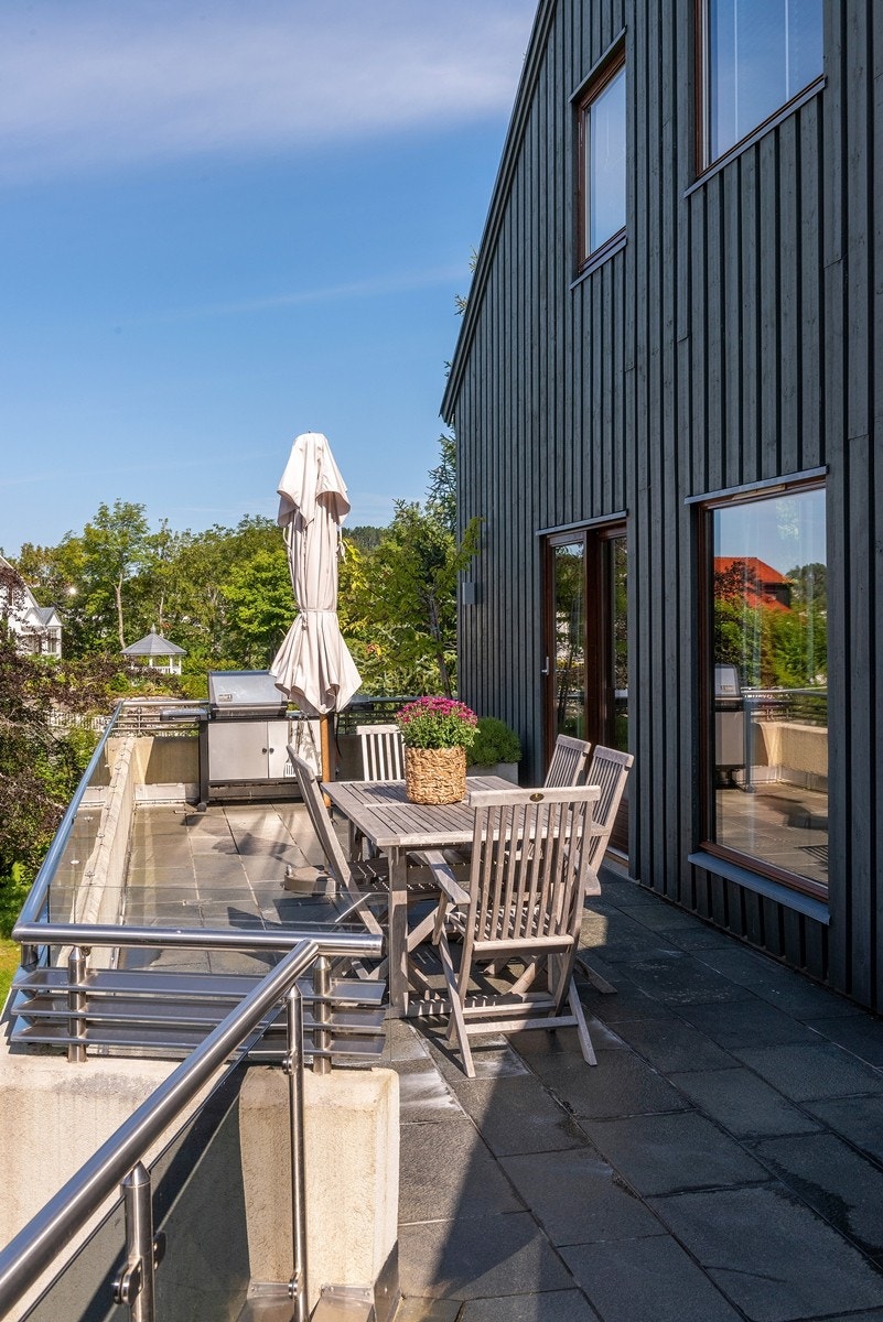 Stor vestvendt terrasse fra kjøkken Galleribilde