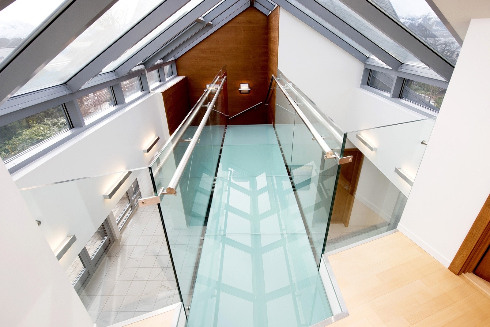 Gangbro i glass og vedlikeholdsfrie takvinduer med elektrisk/sensorstyrt hev/senk funksjon (nordfløy) Galleribilde