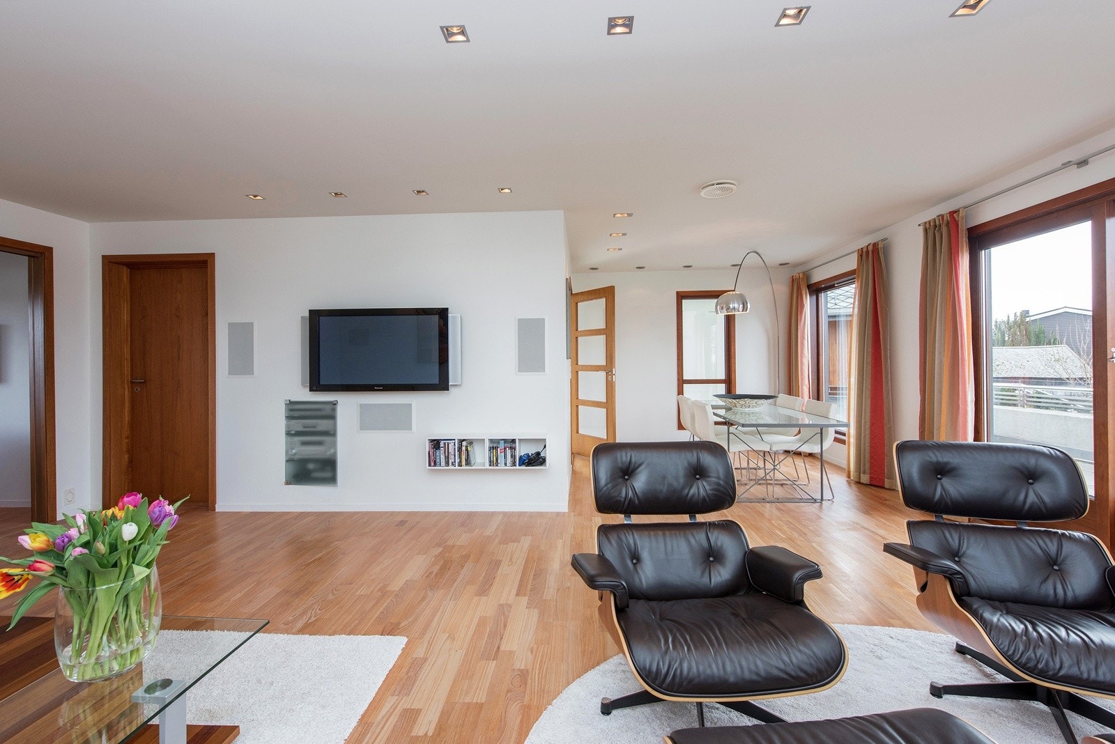 Stue mot nord med høystandard spotbelysning og store vindusflater. Skyvedør tilgang mot stor terrasse mot vest. Galleribilde