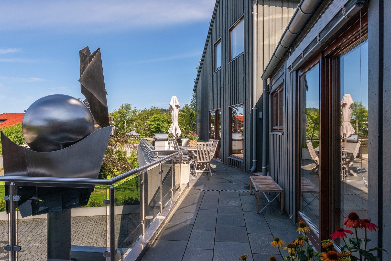 Eiendommen har flere hyggelige uteplasser og du har sol fra morgen til kveld Galleribilde