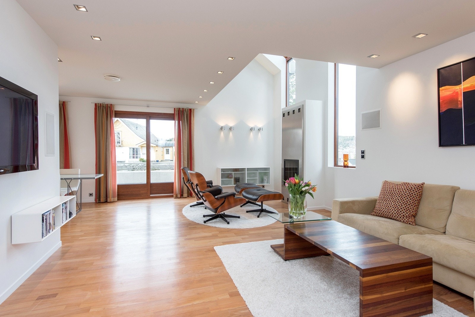 Stue i nordvestfløy med skyvedør til terrasse mot vest. Galleribilde