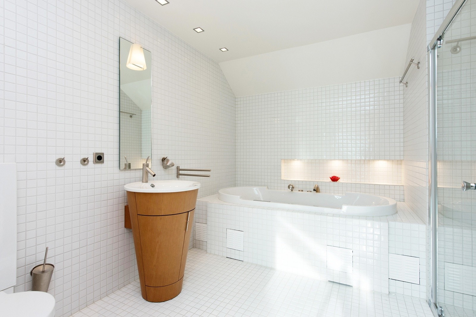 Bad med dusjnisje, boble badekar og designvask fra Duravit og Axor Philippe Starck design Galleribilde