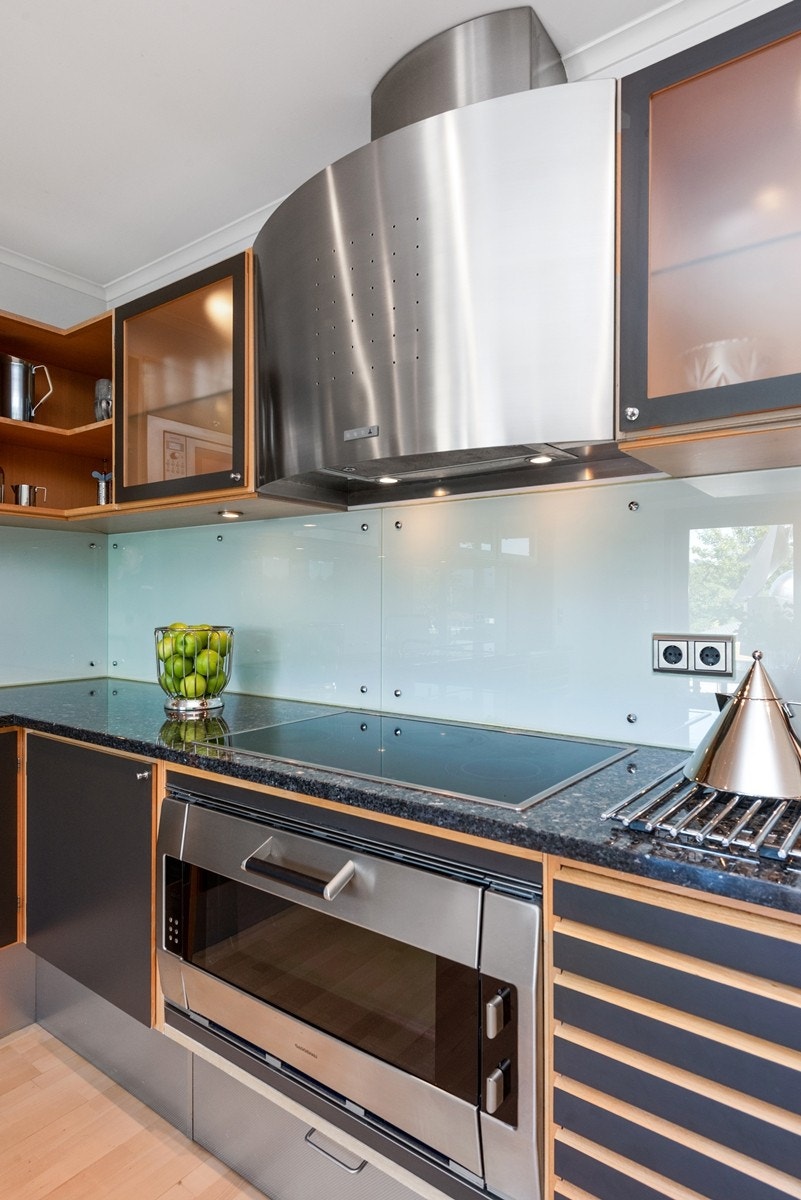 Gaggenau stekeovn i 90 cm. bredde og Gaggenau ventilator med ekstra avsugskapasitet. Uno form kjøkkeninnredning med granitt benkeplate Galleribilde