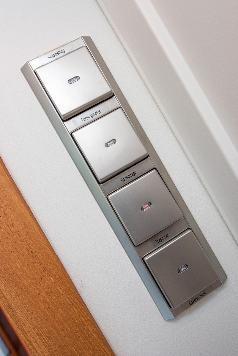 Detalj lysbrytere fra Gira Galleribilde