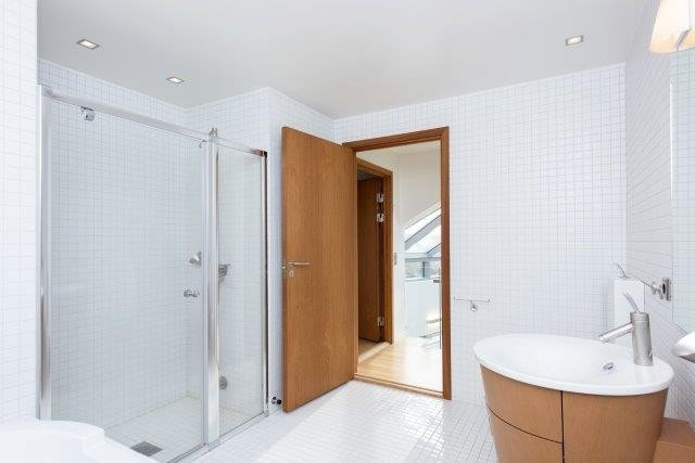 Romslig flislagt bad med dusjnisje, badekar og designvask fra Duravit og Axor Philippe Starck design (nordfløy) Galleribilde