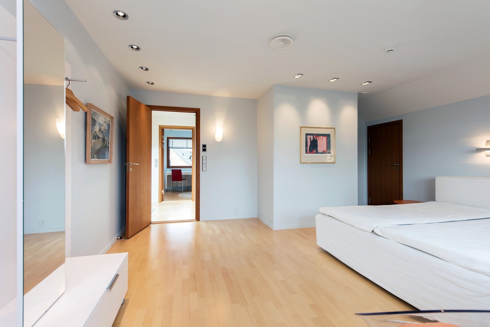 Boligen har flere soverom - her fra nordfløyen med walk-inn garderobe som ble ferdigstilt i 2005 Galleribilde