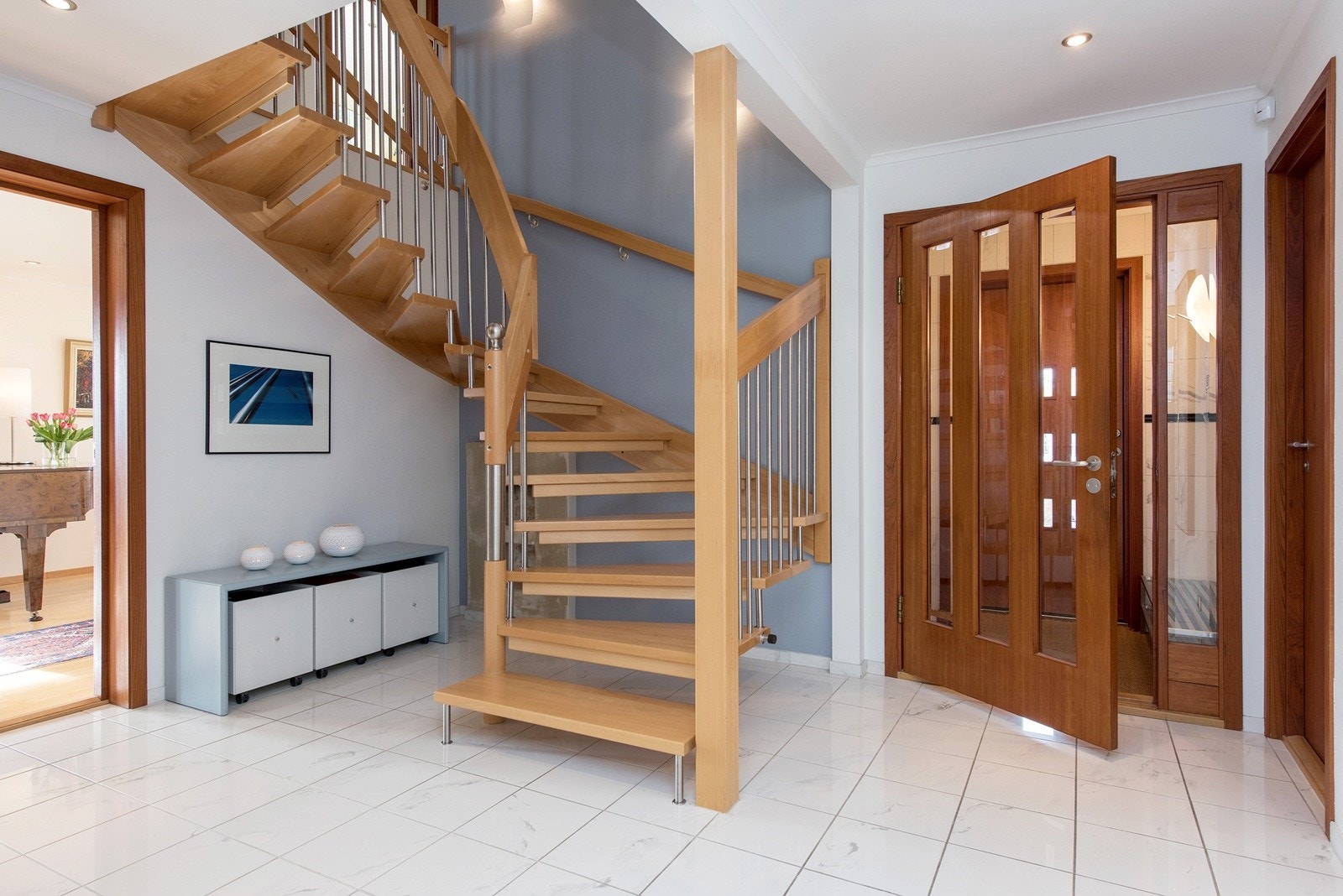 Hall med arkitekttegnet trapp i heltre bøk og aluminium Galleribilde