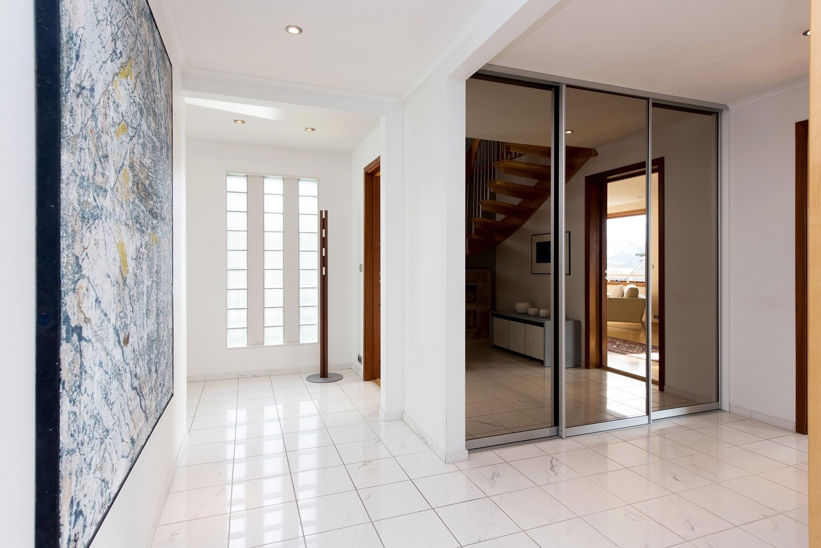 Hall med garderobe og lekre italienske marmorfliser på gulv. Vannbåren gulvvarme Galleribilde