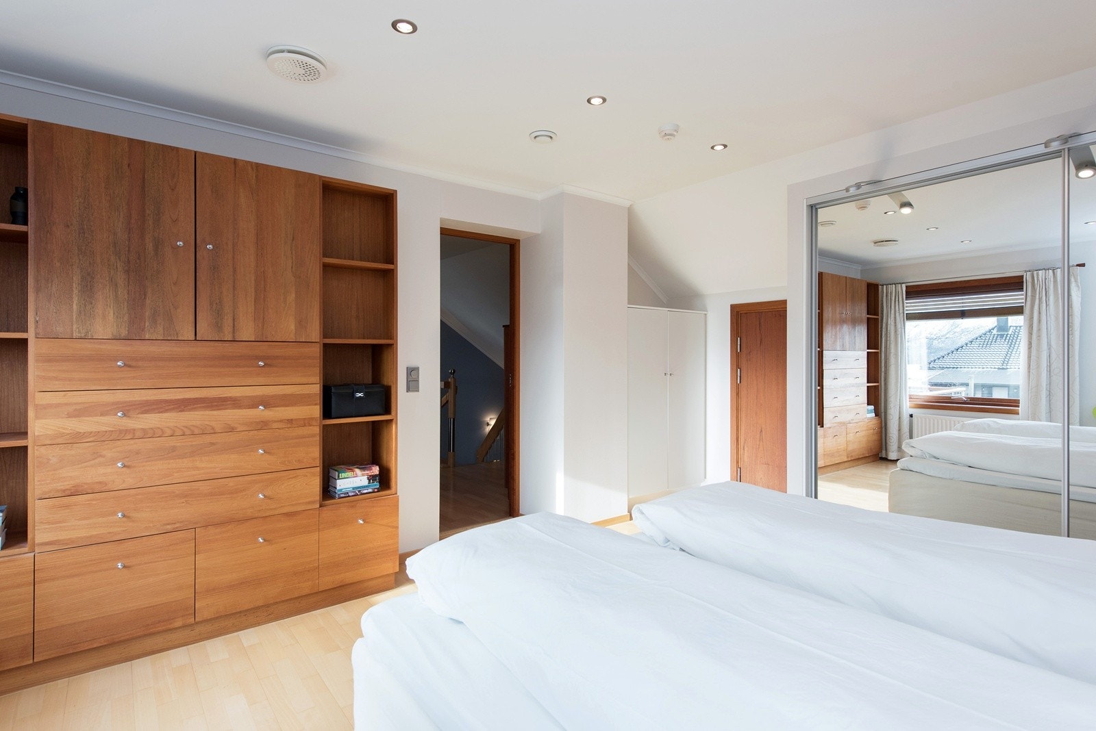 Hovedsoverom med spesialtilpasset innebygde skap, og skyvedørsgarderobe mot syd. I tillegg er der walk-inn garderobe Galleribilde