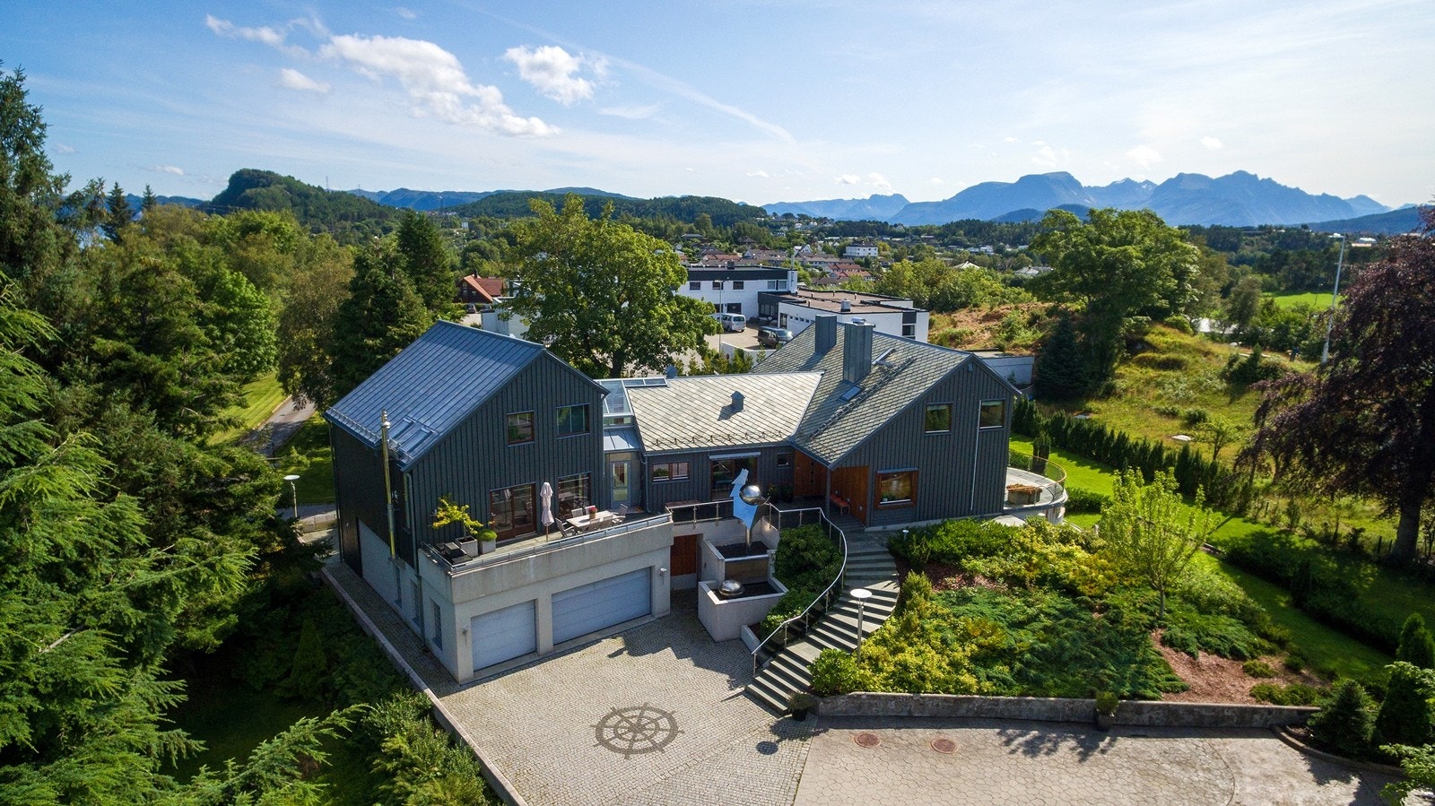 Fasade og beliggenhet - parkmessig tomt. Ferdigstilt i 2005 Galleribilde