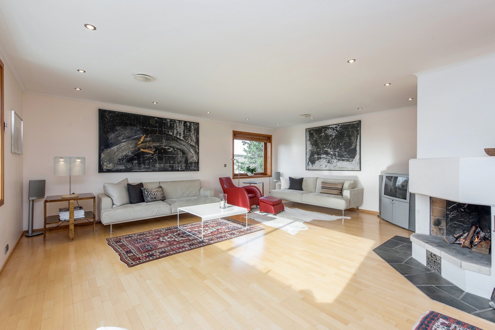 Stue med funkisstil peis - høy kvalitet ventilasjonssystem i hele huset Galleribilde