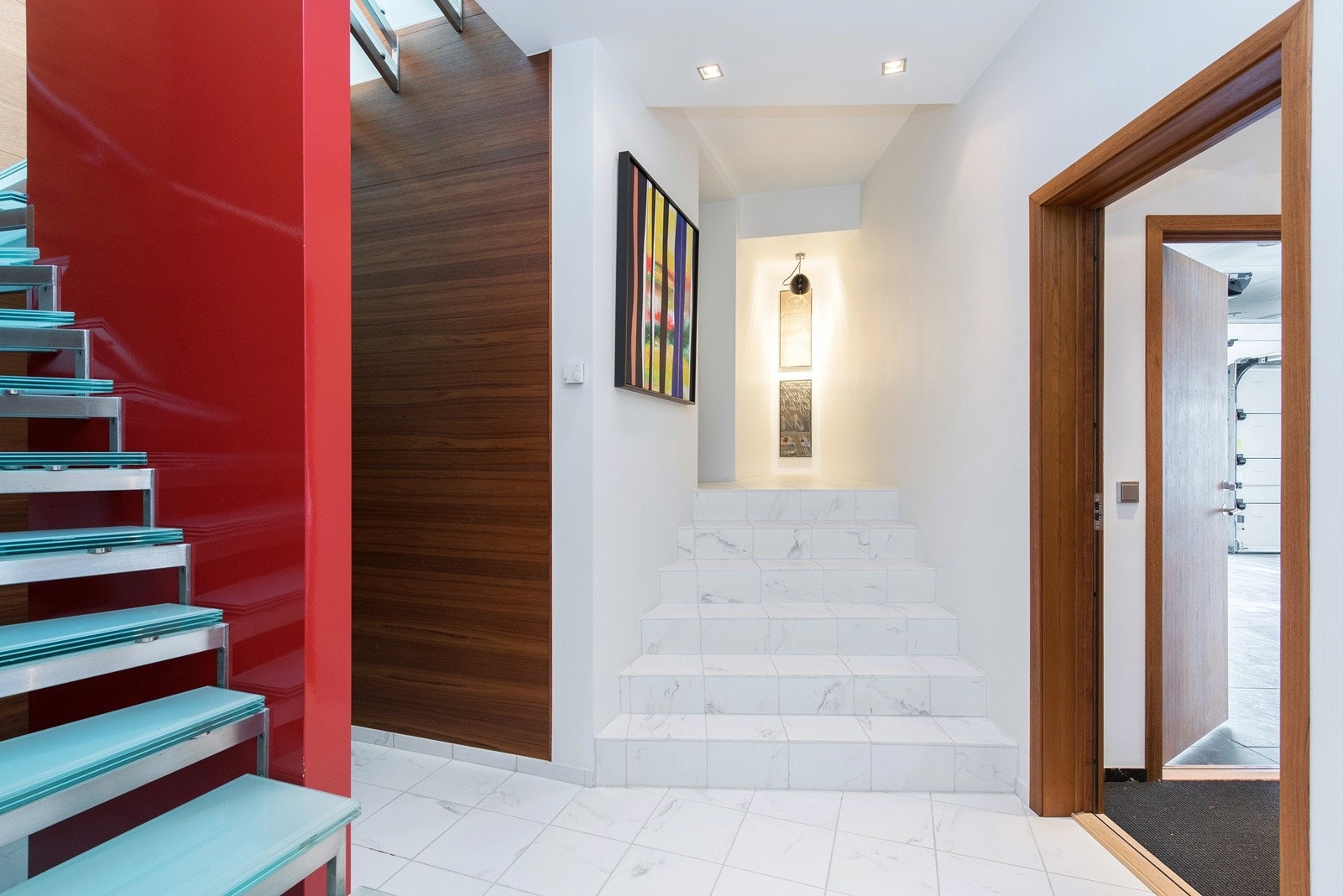 Gang og trapp fra kjelleretasjen. Dør fra garasjen. Garderobe, teknisk rom, kjølerom og vinrom med bar er også i denne etasjen Galleribilde