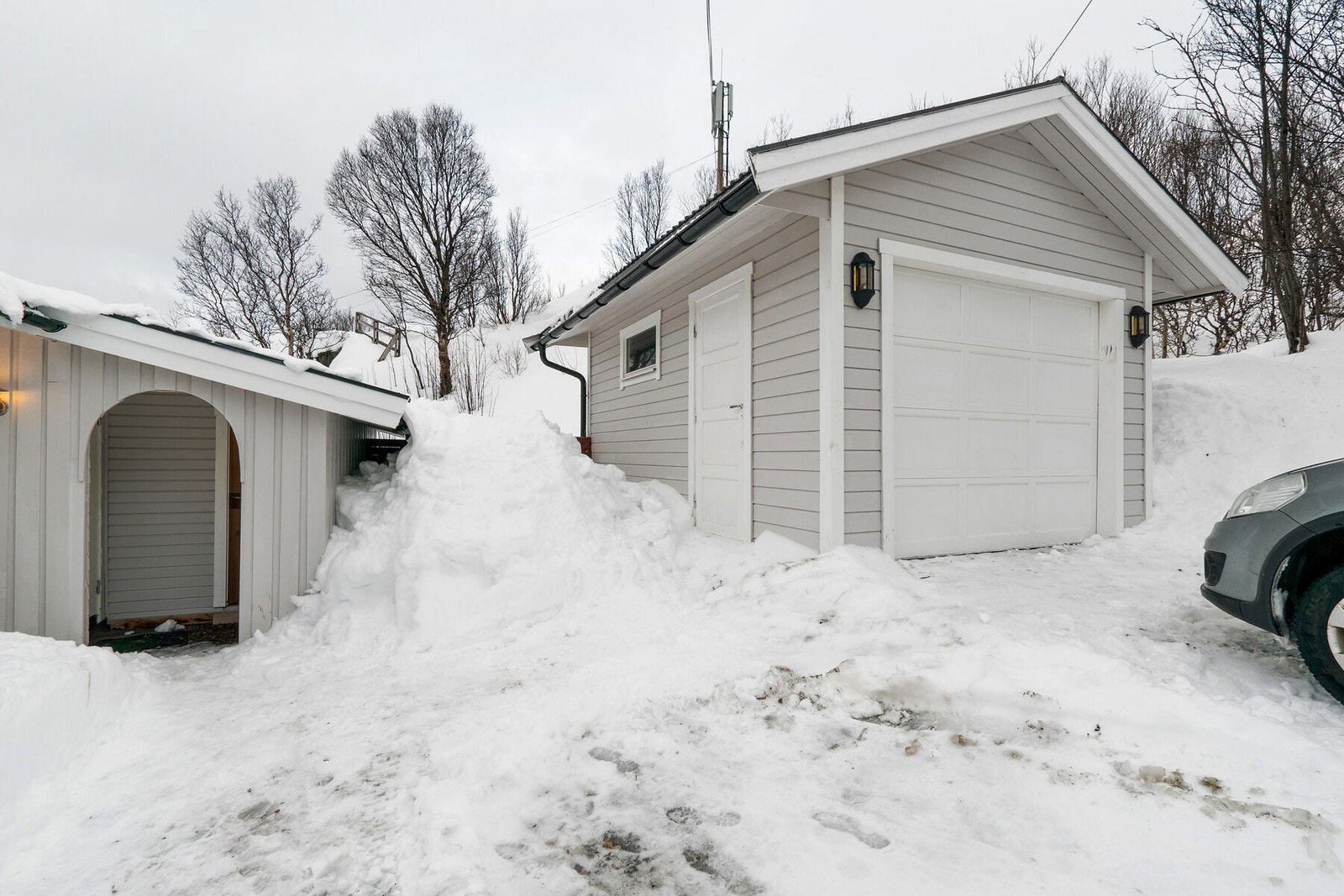 Garasje med motordrevet portåpner Galleribilde