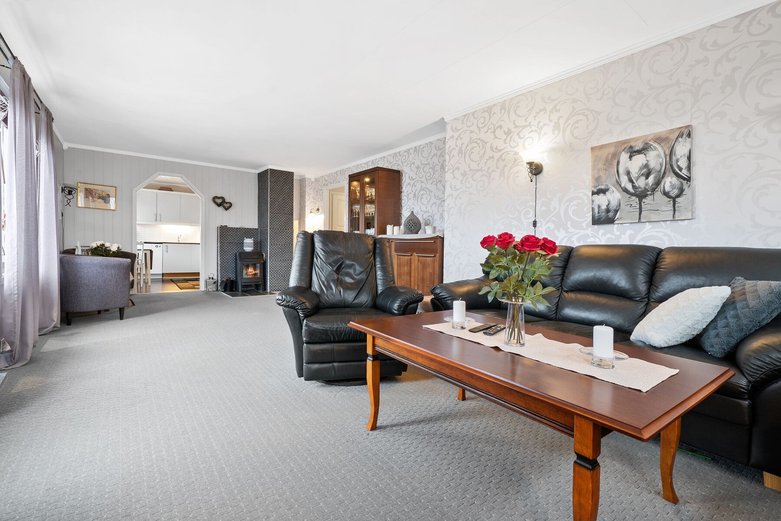 Romslig stue med peis og atkomst til veranda Galleribilde