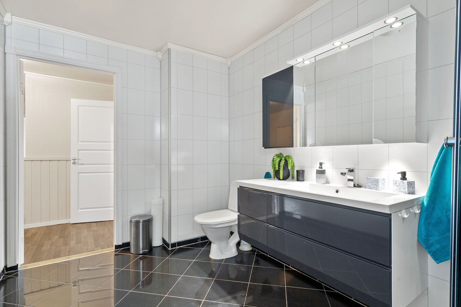 Moderne baderomsinnredning. Galleribilde