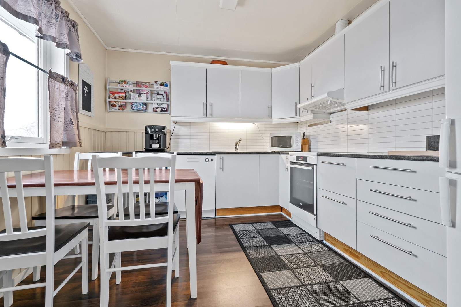 Kjøkken med god størrelse, samt spisebord Galleribilde