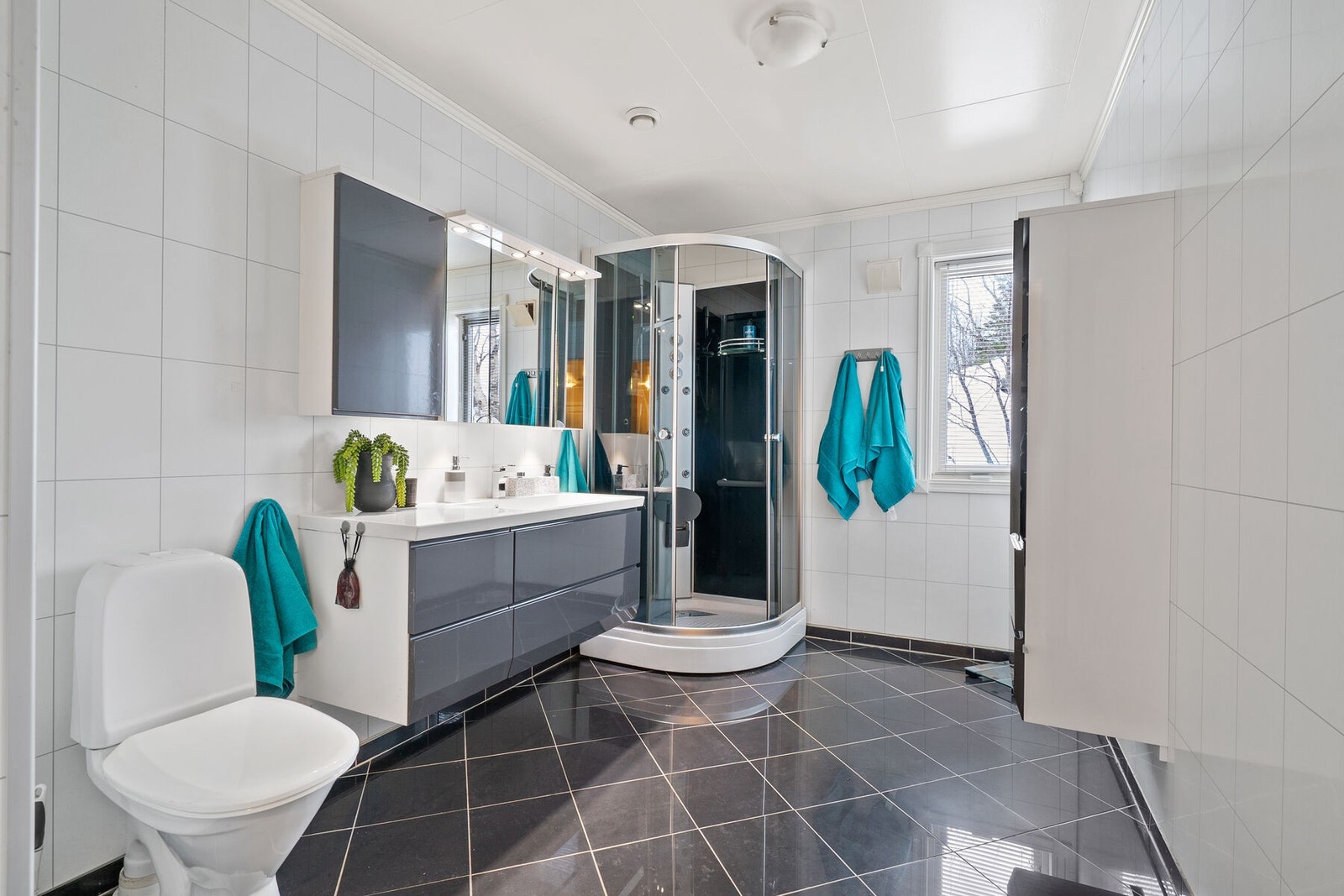 Moderne bad med høy standard Galleribilde