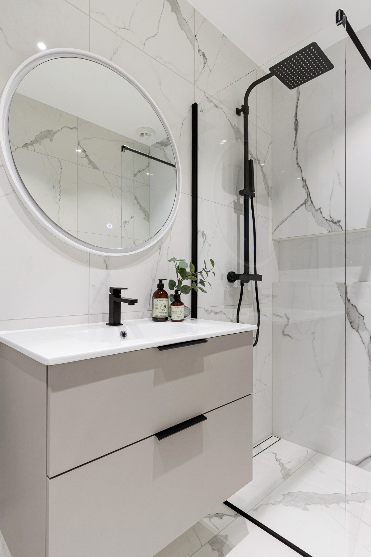 Bader er delikat med blant annet vegghengt toalett, servantseksjon med skuffer, speil med led belysning og dusjnisje. Galleribilde