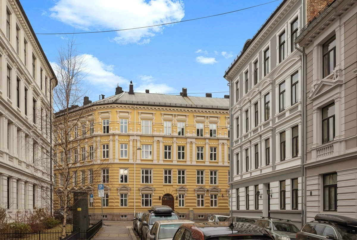 Stille og rolig gate. Galleribilde