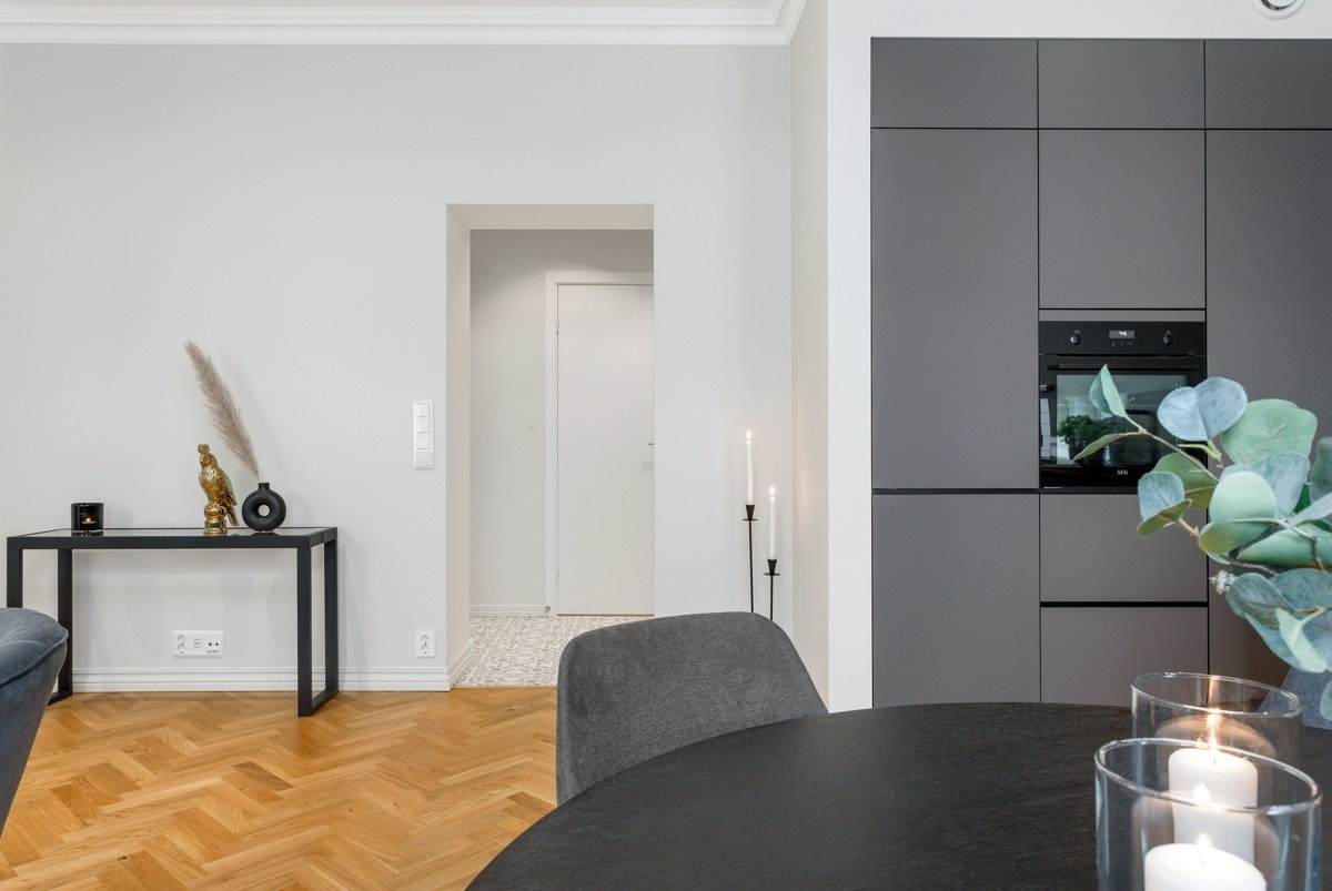 Det er god plass til både spisebord og sofaløsning i den åpne stue/ kjøkken løsningen. Galleribilde