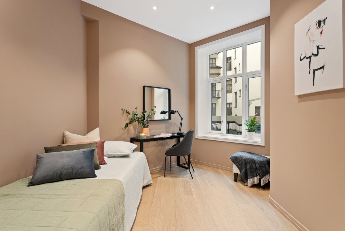 Soverom nr. 2 vender ut mot rolig fellesareal og kan fint brukes som kontor. Galleribilde