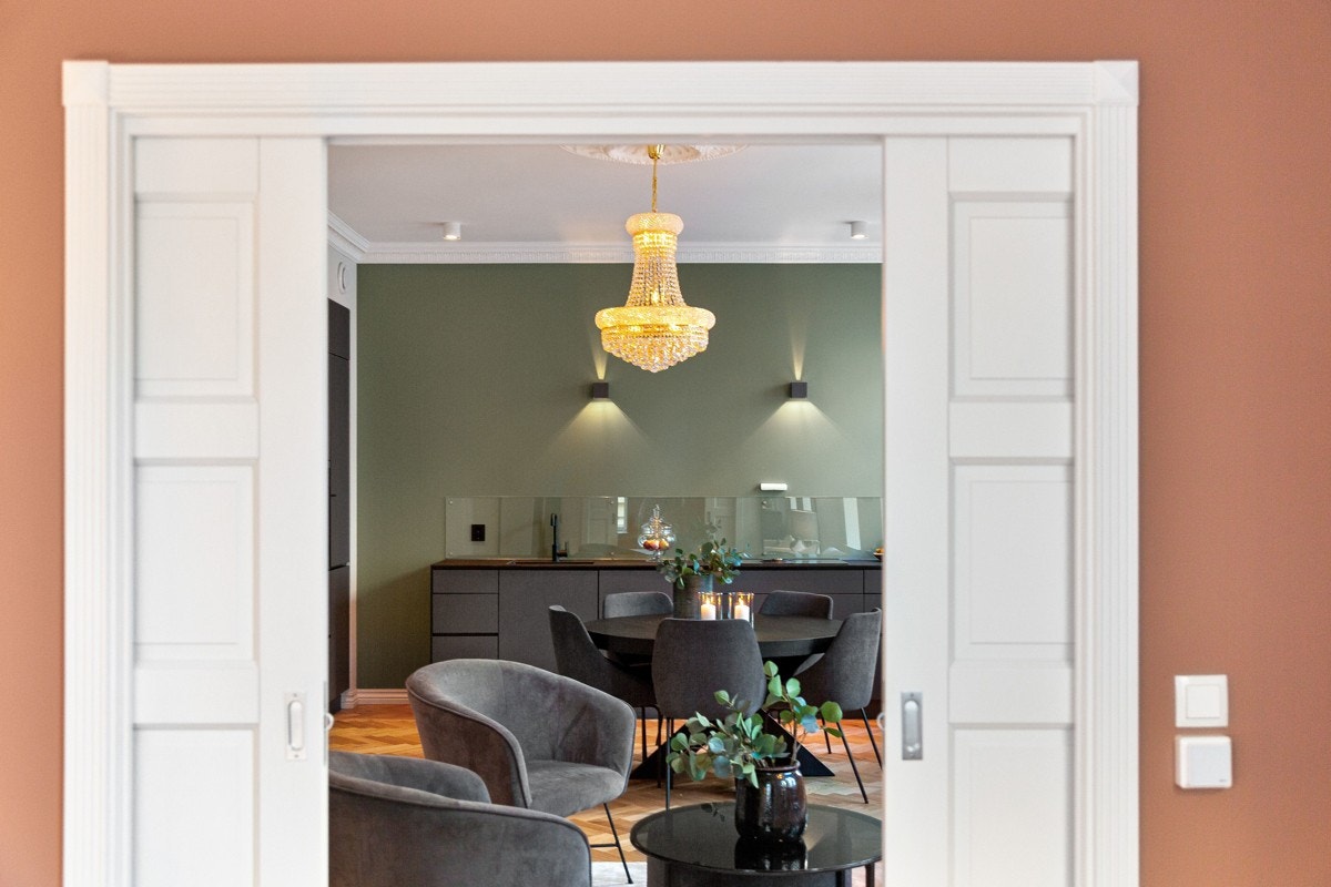 Rommene er store og har flotte detaljer som god takhøyde, rosetter og stukkaturer. Galleribilde