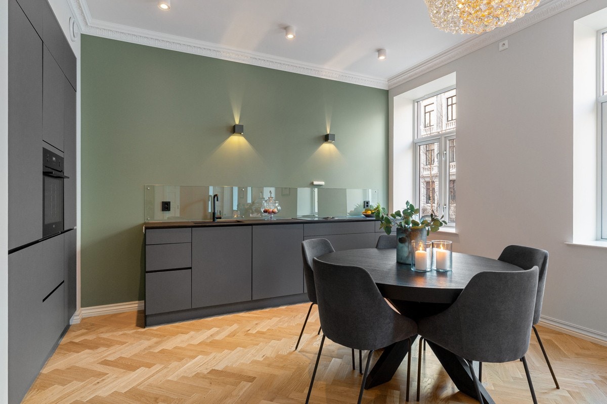 Kjøkkenet er moderne og har blant annet integrerte hvitevarer, vegghengte downlights og integrert kjøkkenvifte i induskjonstoppen. Galleribilde