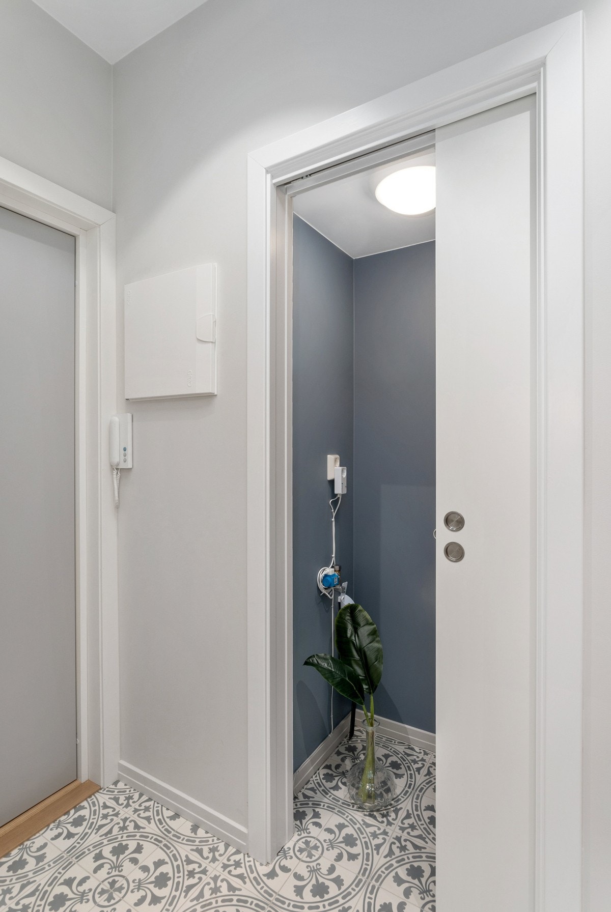 Praktisk vaskesøyle i entré med plass til vaskemaskin og tørketrommel. Galleribilde