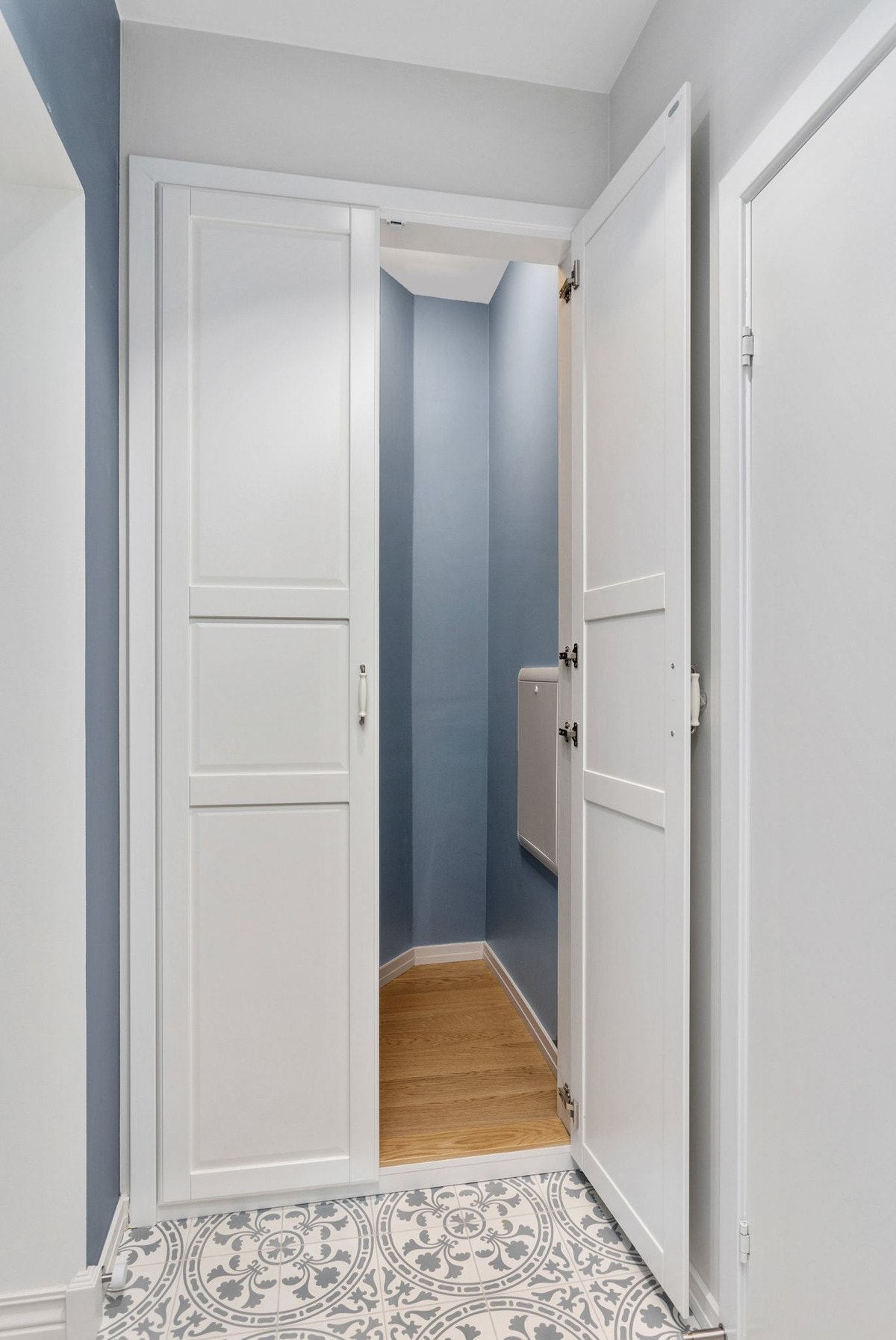 Det er stor garderobeløsning i entré. Galleribilde