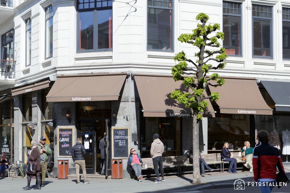 Det er stort utvalg av kafeer, restauranter og butikker i nærområdet. Galleribilde