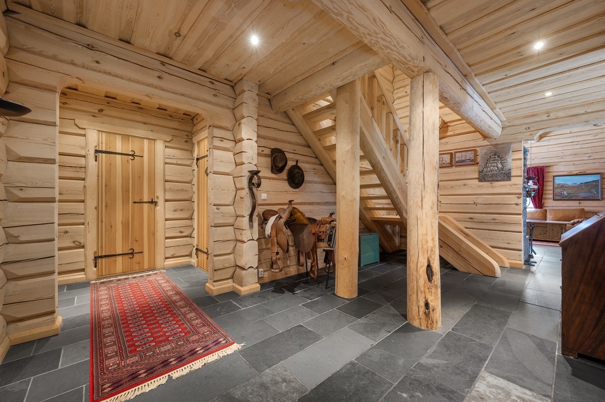 Tilliggende entreen er det en bod som i dag benyttes som hunderom. Galleribilde
