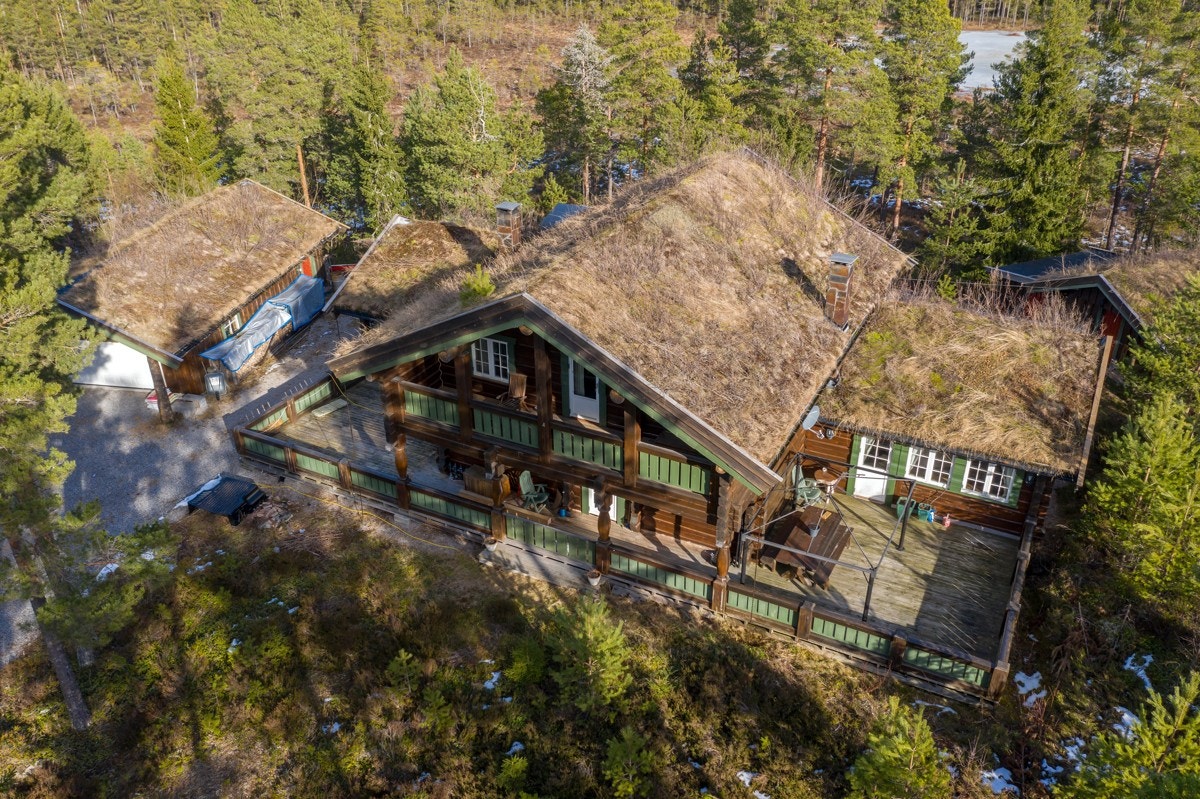 Eneboligen ligger noe usjenert til i rolige og barnevennlige omgivelser, ca. 2,3 km syd for hyggelige Setskog sentrum. Galleribilde
