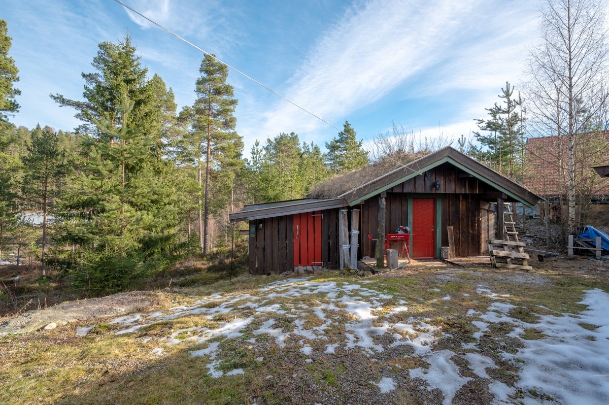 På eiendommen er det et uthus på ca. 18 kvm, som er tilbygget i senere tid. Galleribilde