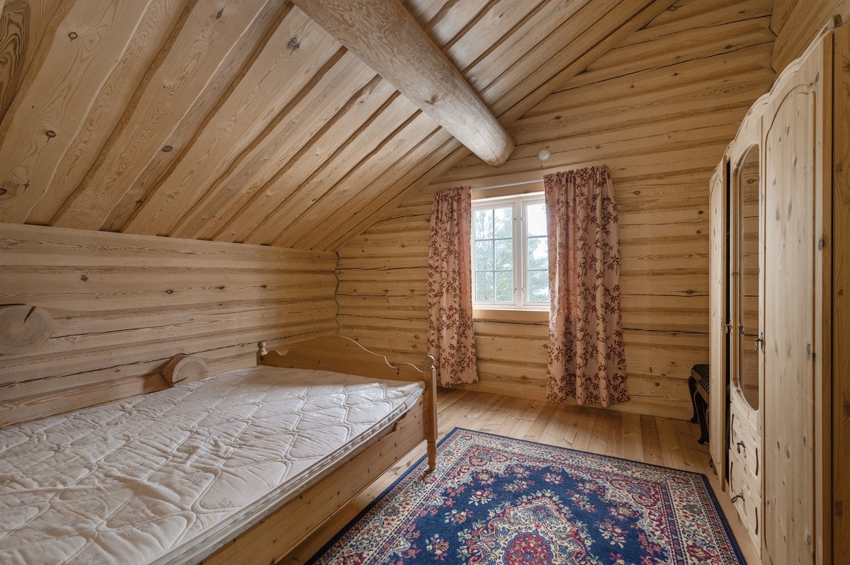 Både hovedsoverommet og et av de øvrige soverommene har et stort garderobeskap med dels speilfronter. Galleribilde