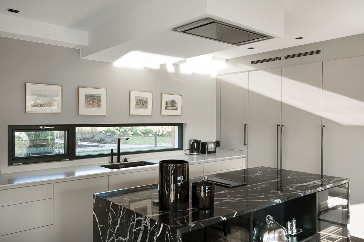 Kjøkkeninnredning levert av Poggenpohl med toppmoderne hvitevarer fra Gaggenau. Galleribilde