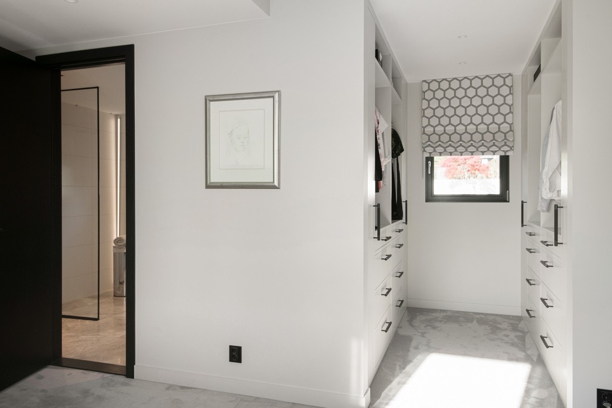 Soverommet er romslig og har egen walk-in garderobe med god skapplass og adkomst til eget privat bad. Galleribilde