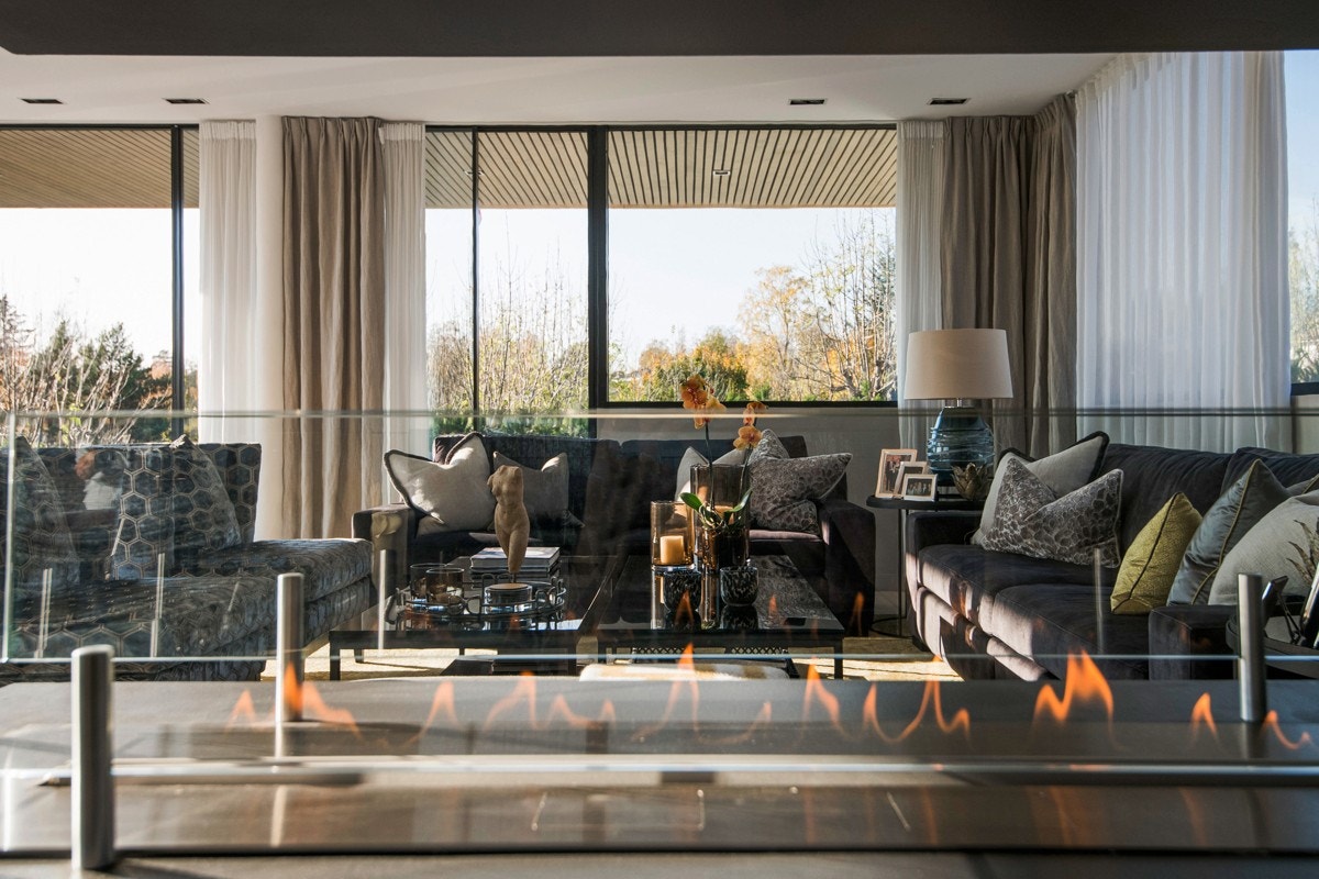 Stue/spisestue er på hele 63 kvm. og rommet skjermes opp elegant med en 3-sidig biopeis. Galleribilde