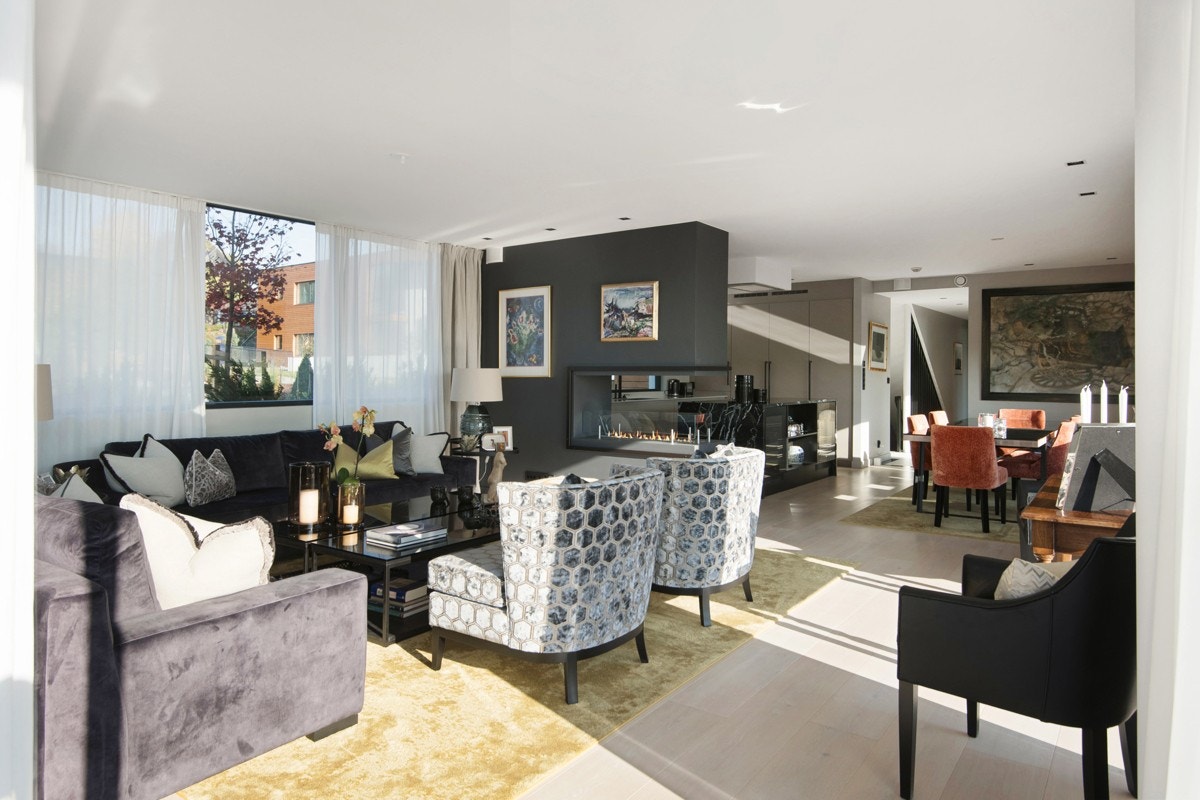 Leiligheten har store fine rom og stuen rommer flere sittegrupper. Galleribilde