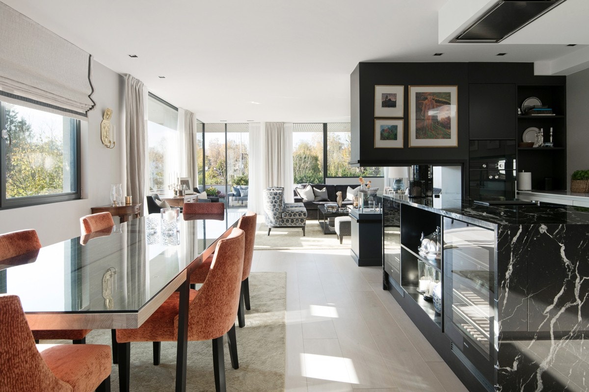 Gjennomgående god takhøyde på ca. 260 cm og flott Wilberg Eik parkettgulv. Galleribilde