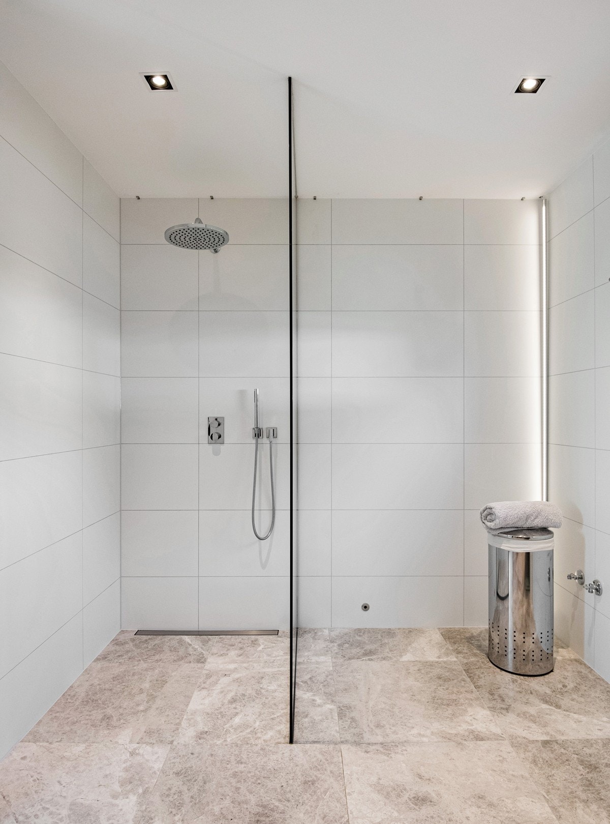 Badet er pent og det er lagt opp til mulighet for å montere et badekar til høyre for dusjvegg. Galleribilde