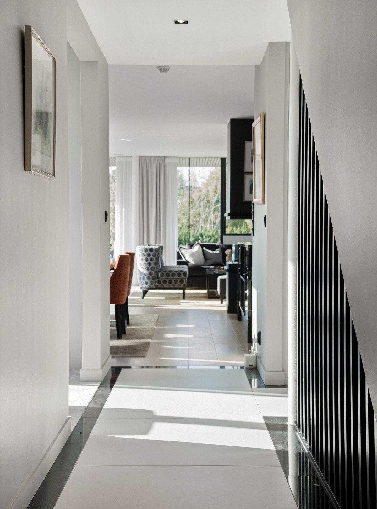 Entré med sort marmor fliser på gulv og varme i gulv. Galleribilde