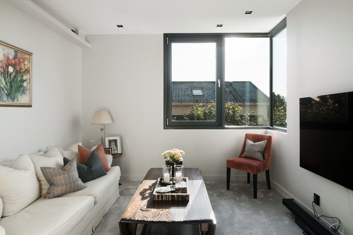 Tv-stue med vegg til vegg teppe. Galleribilde