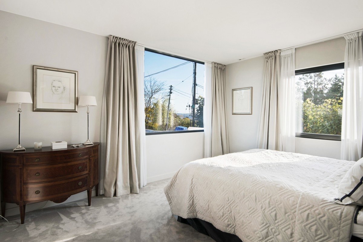 Hovedsoverommet nyter god plass med blant annet eget bad og walk-in. Galleribilde