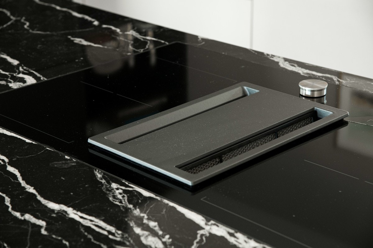 Nedfelt koketopp med integrert kjøkkenvifte, elegant og lekkert design. Galleribilde