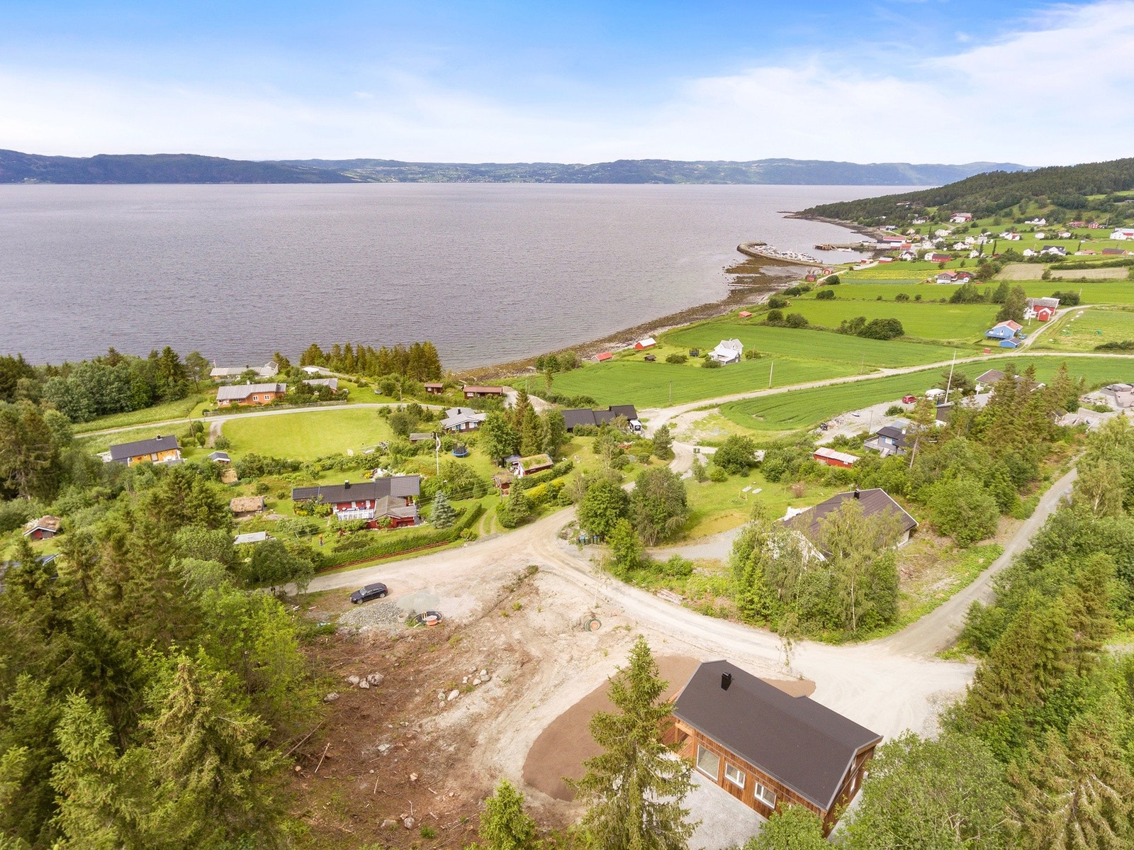 Tomta har en god beliggenhet med utsikt over Trondheimsfjorden. Galleribilde